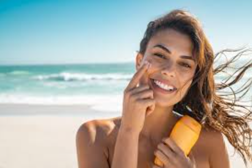 Sunscreen Essentials - Defending Your Skin Against UV Rays and Preventing Damage in Winter.