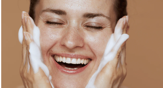 Mastering Oily Skin - The Ultimate Guide to Choosing the Right Cleanser with Cutiskart